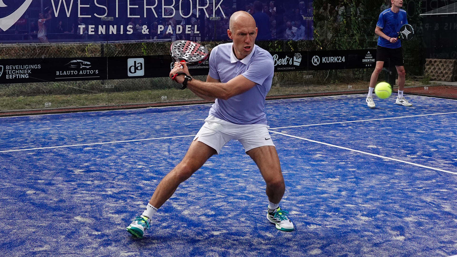 Robben from football to padel: debut in the CUPRA FIP Tour. And the Dutch stars congratulate him: “The best footballer with a pala”