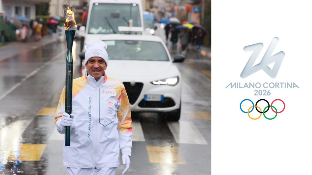 El Presidente de la FIP Luigi Carraro porta la Antorcha Olímpica para Milán Cortina 2026: “Una emoción única, en esos pasos  estaba todo el mundo del Pádel”