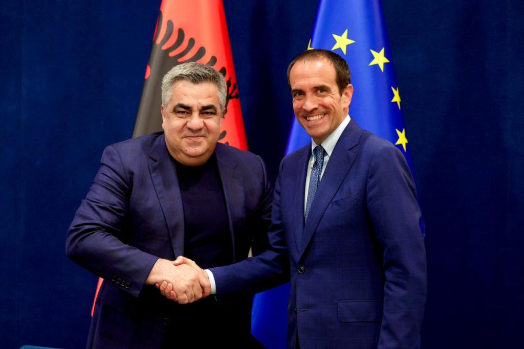 FIP Platinum Albania, el espectáculo llega a la Plaza Skanderbeg del 26 al 30 de mayo. Carraro: “El Pádel como motor del turismo, nuestros campeones vivirán emociones únicas en un lugar único”. Gonxhja: “Una oportunidad importante para el país: beneficios para el deporte y la economía”